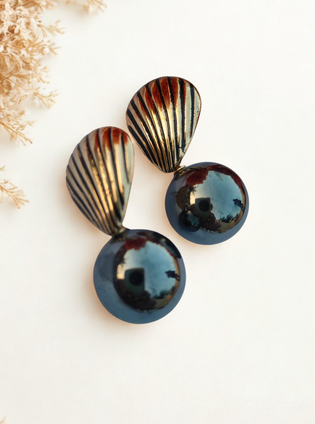GOLDEN SHELL BLACK DROPS EARRINGS