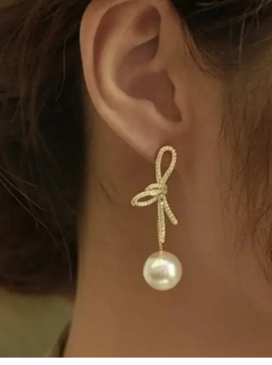 Bow-inspired crystal earrings with statement pearl