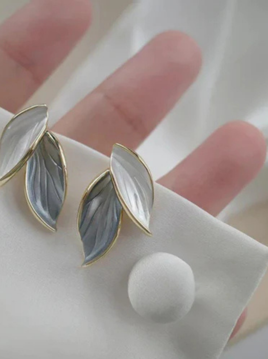 Minimalist dual-tone leaf motif earrings – Ladybreeze