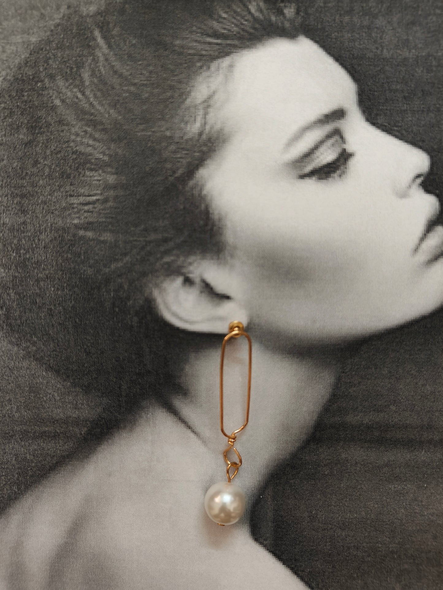 GOLDEN OVAL PEARL EARRINGS