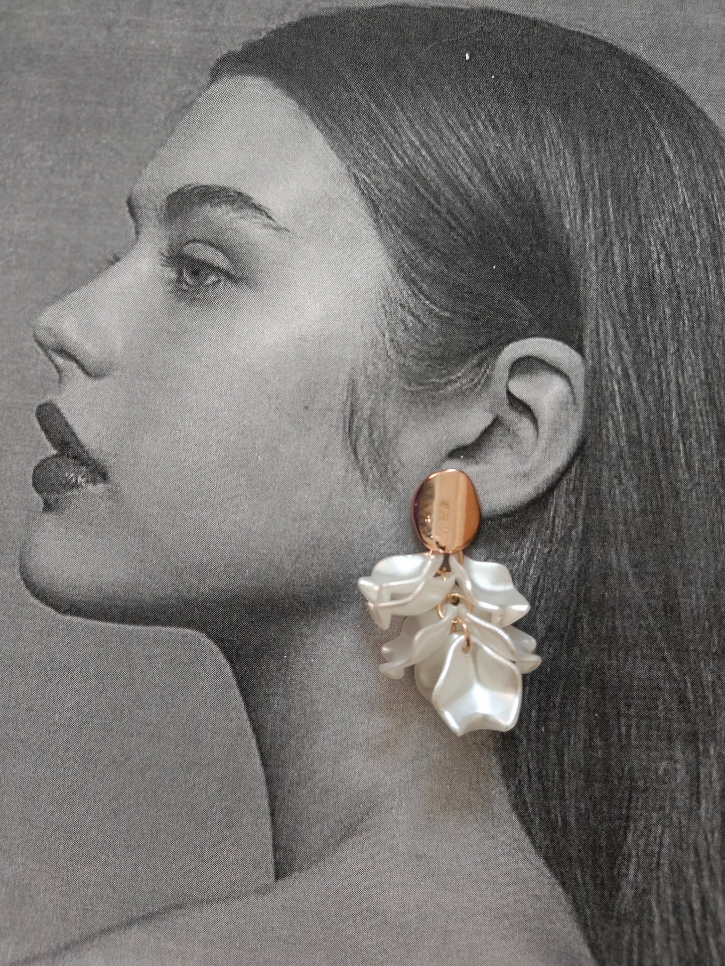 WHITE PETAL GRACE EARRINGS
