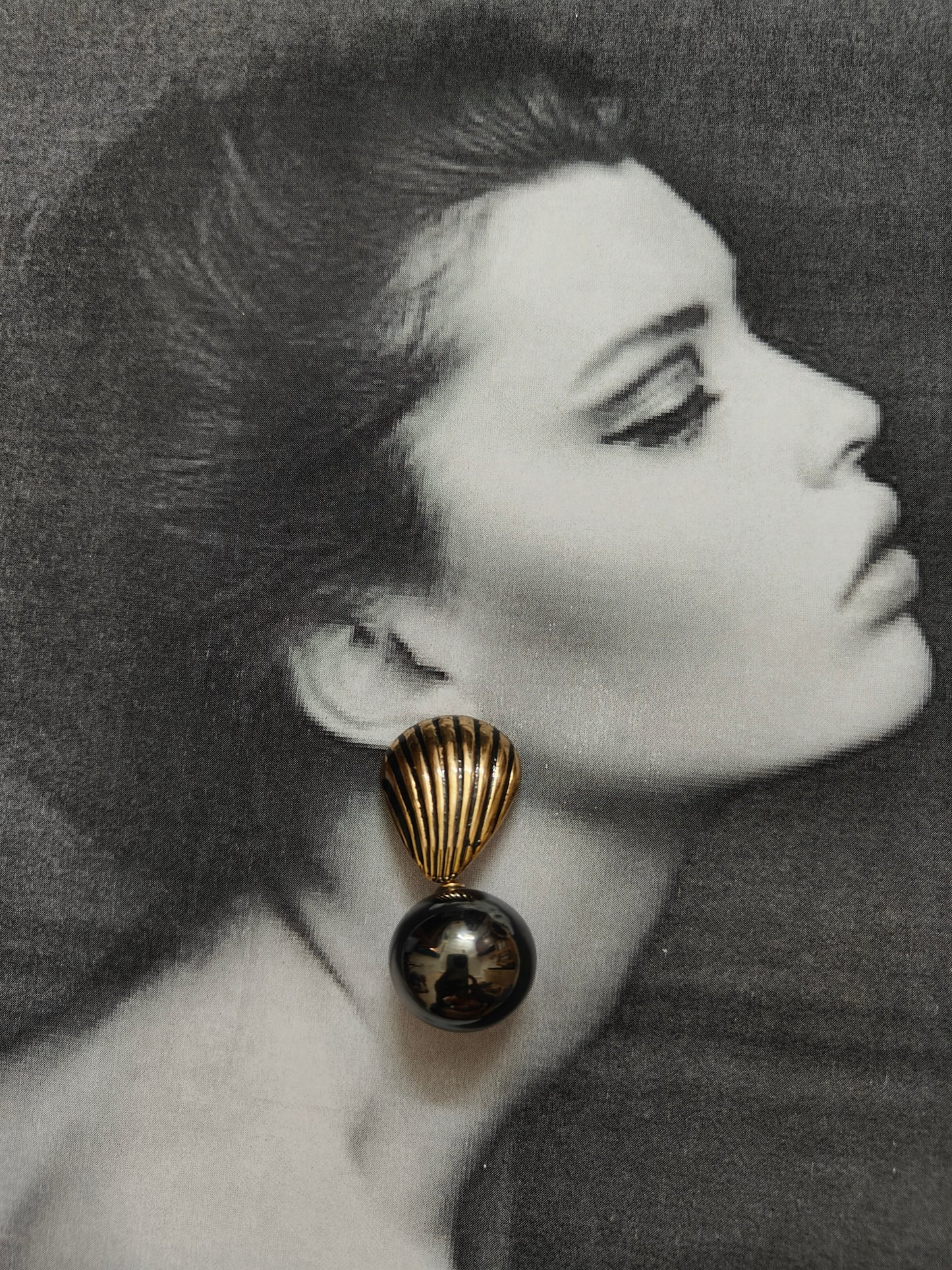 GOLDEN SHELL BLACK DROPS EARRINGS