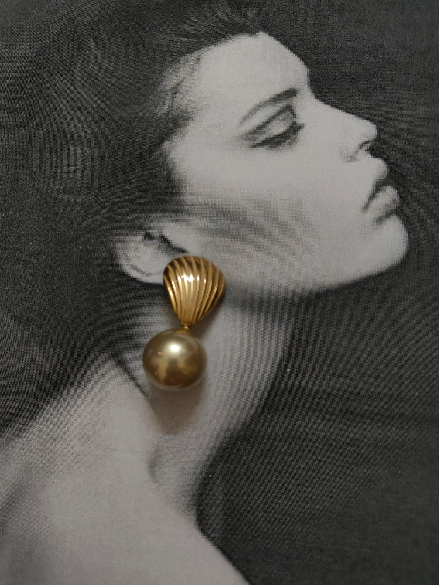 GOLDEN SHELL AURA DROP EARRINGS