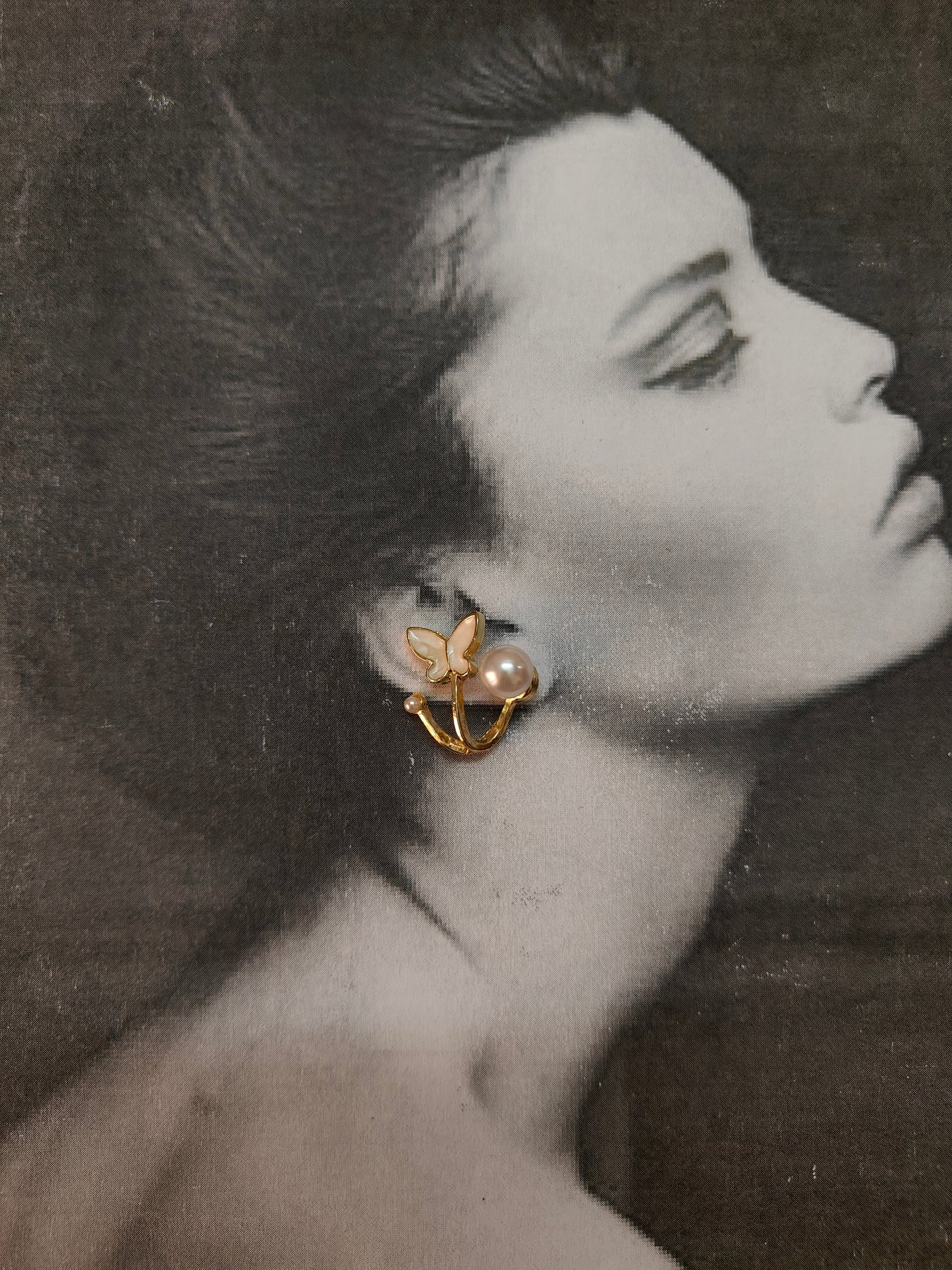 FLIRTY BUTTERFLY EARRINGS