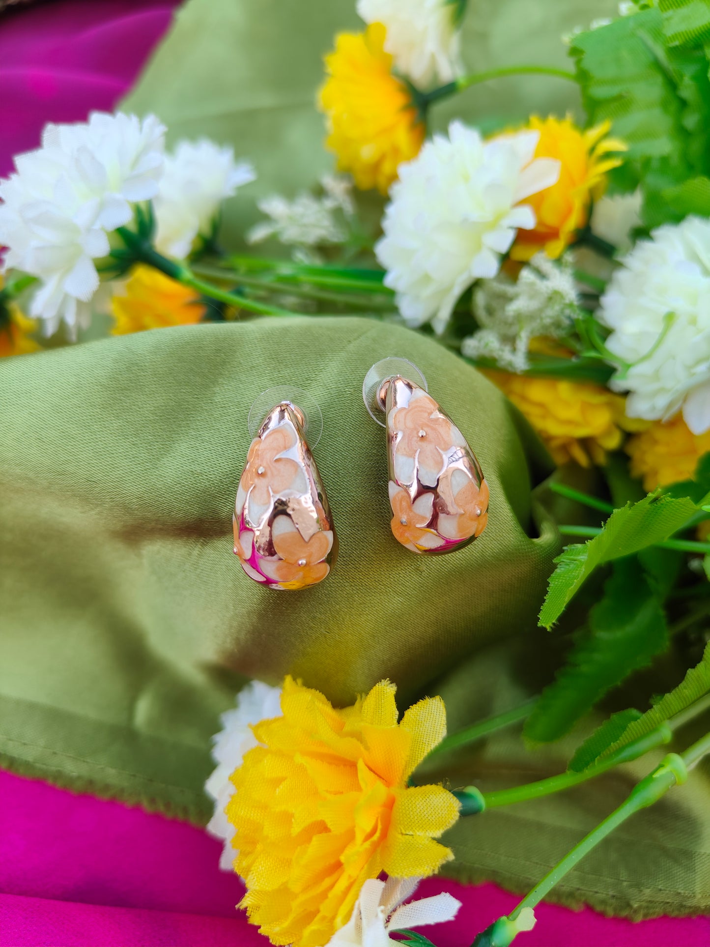 SUNRAY PETAL KISS EARRINGS