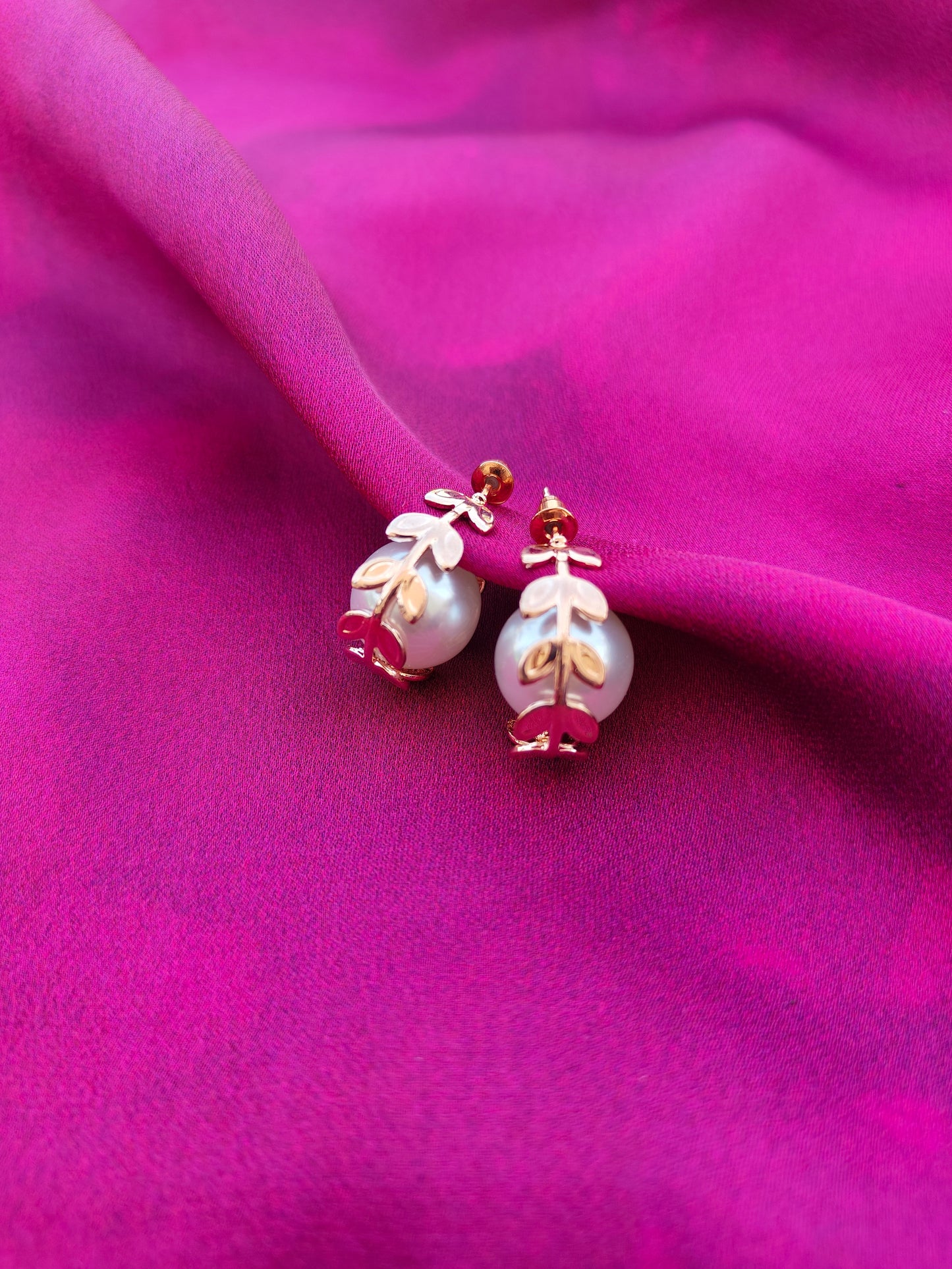 LEAFY PEARL HOOP EARRINGS