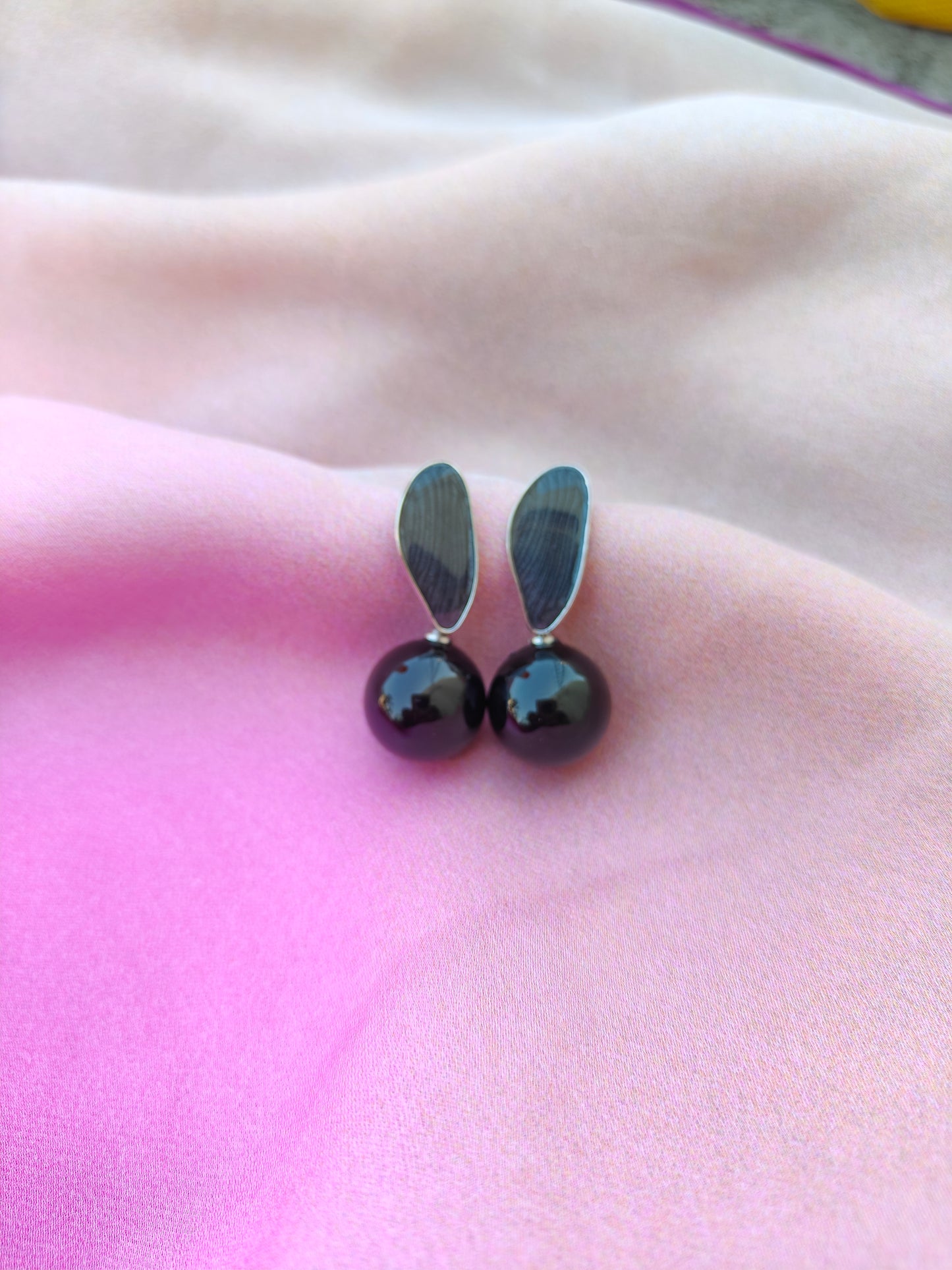 GLOSSY BLACK DROP EARRINGS