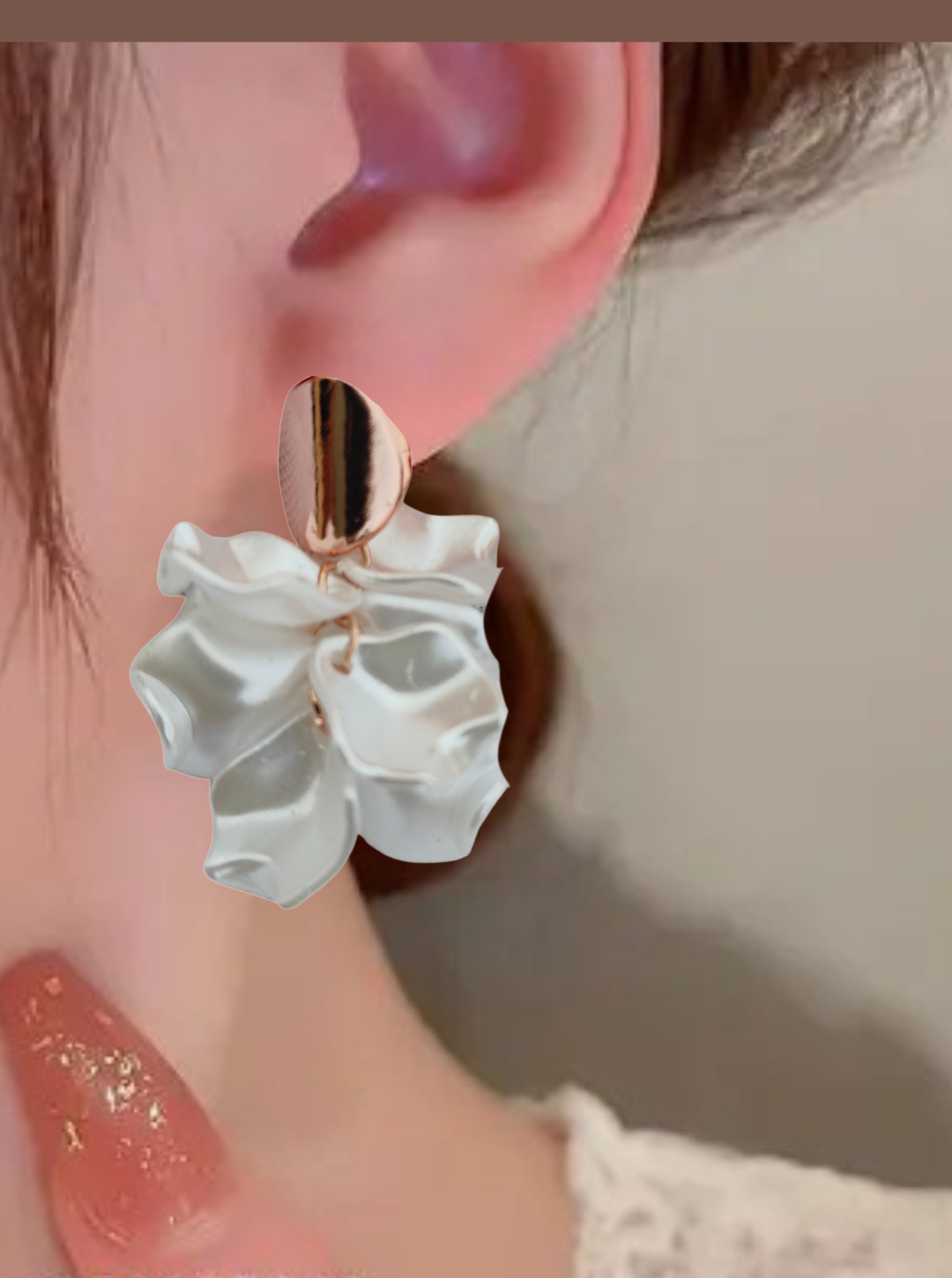 WHITE PETAL GRACE EARRINGS