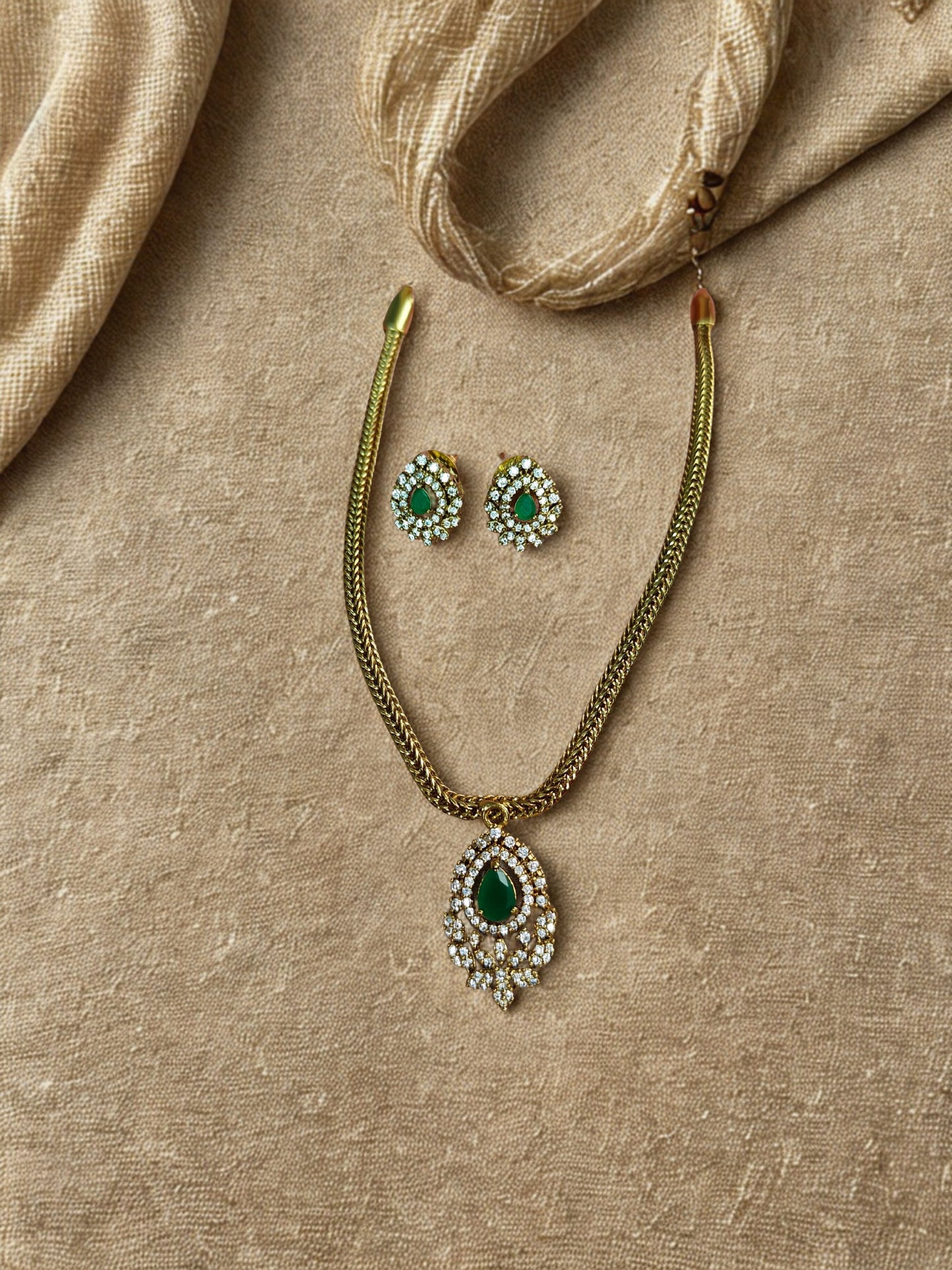 NAIRA SPARKLE NECKLACE