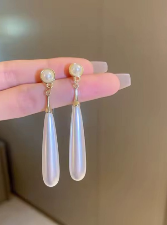Classic pearl drop earrings with gold accents – Ladybreeze