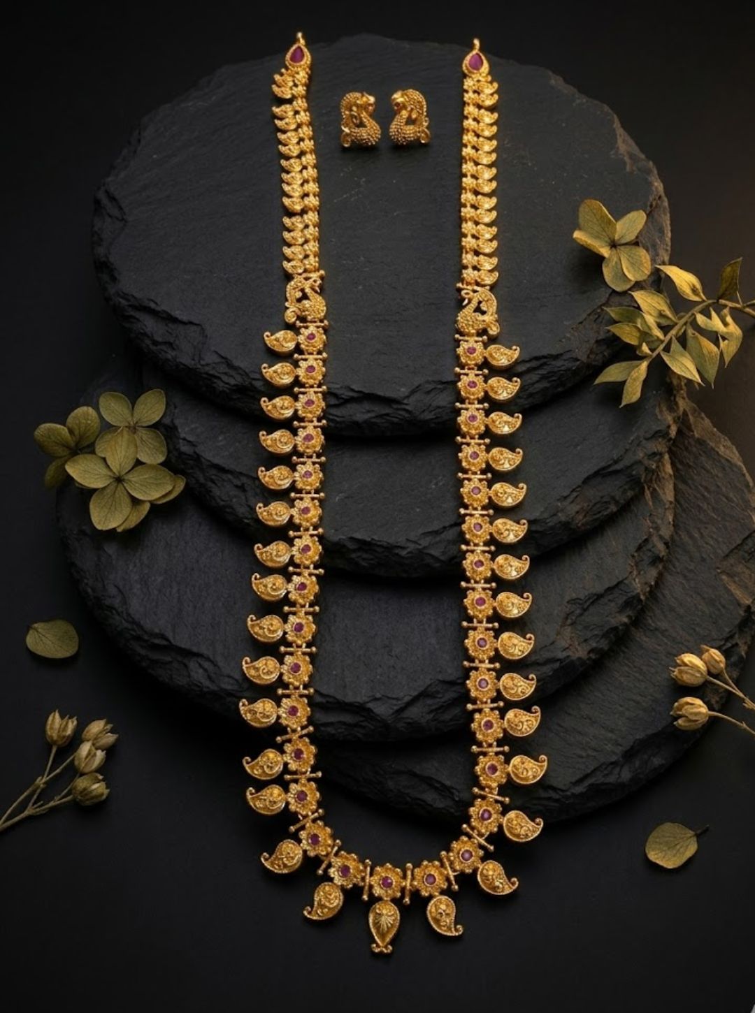 Paisley motif necklace for women