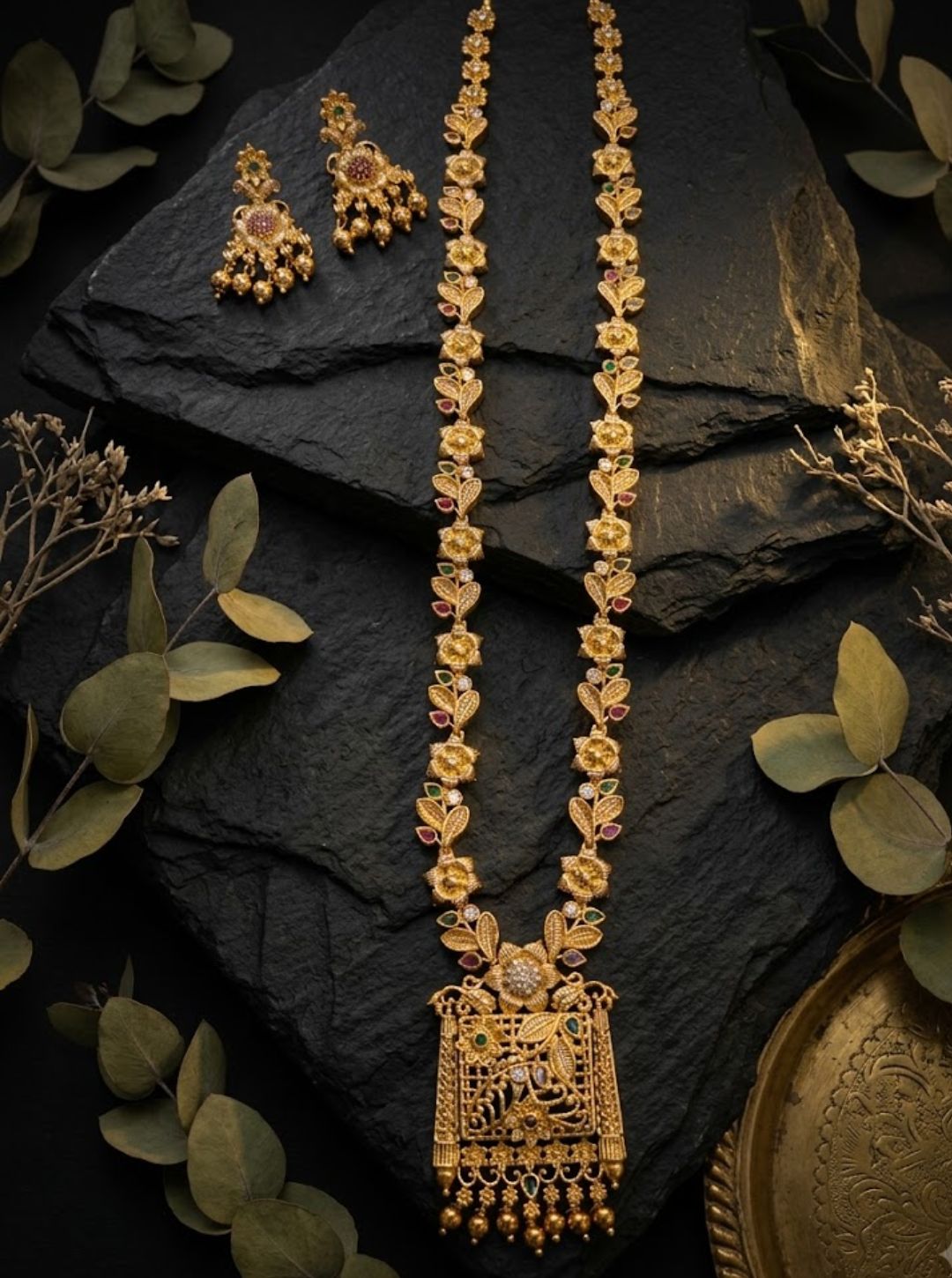 Traditional floral necklace with green and ruby stones