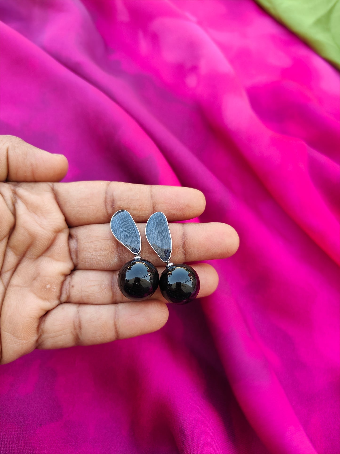 GLOSSY BLACK DROP EARRINGS