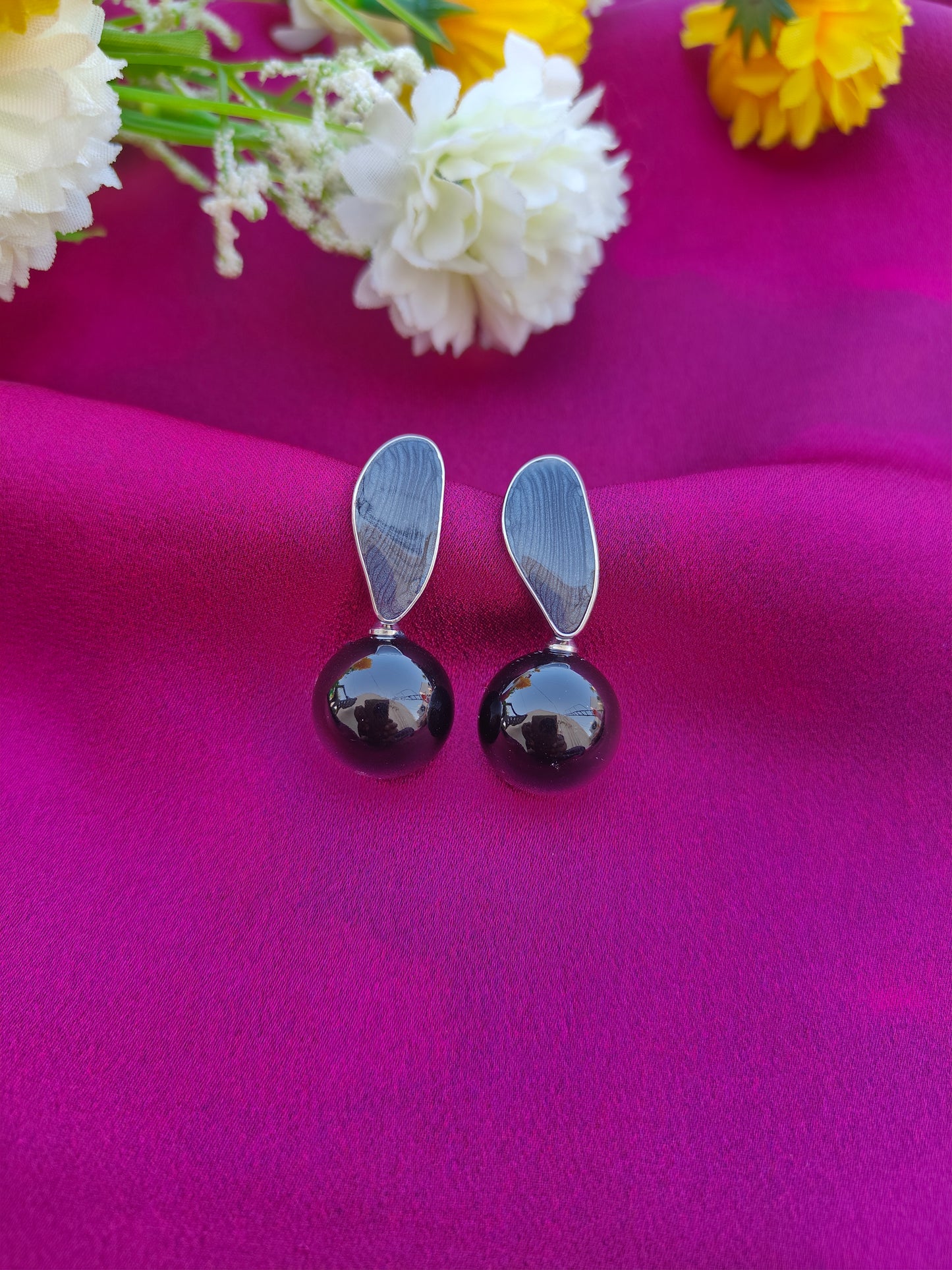 GLOSSY BLACK DROP EARRINGS