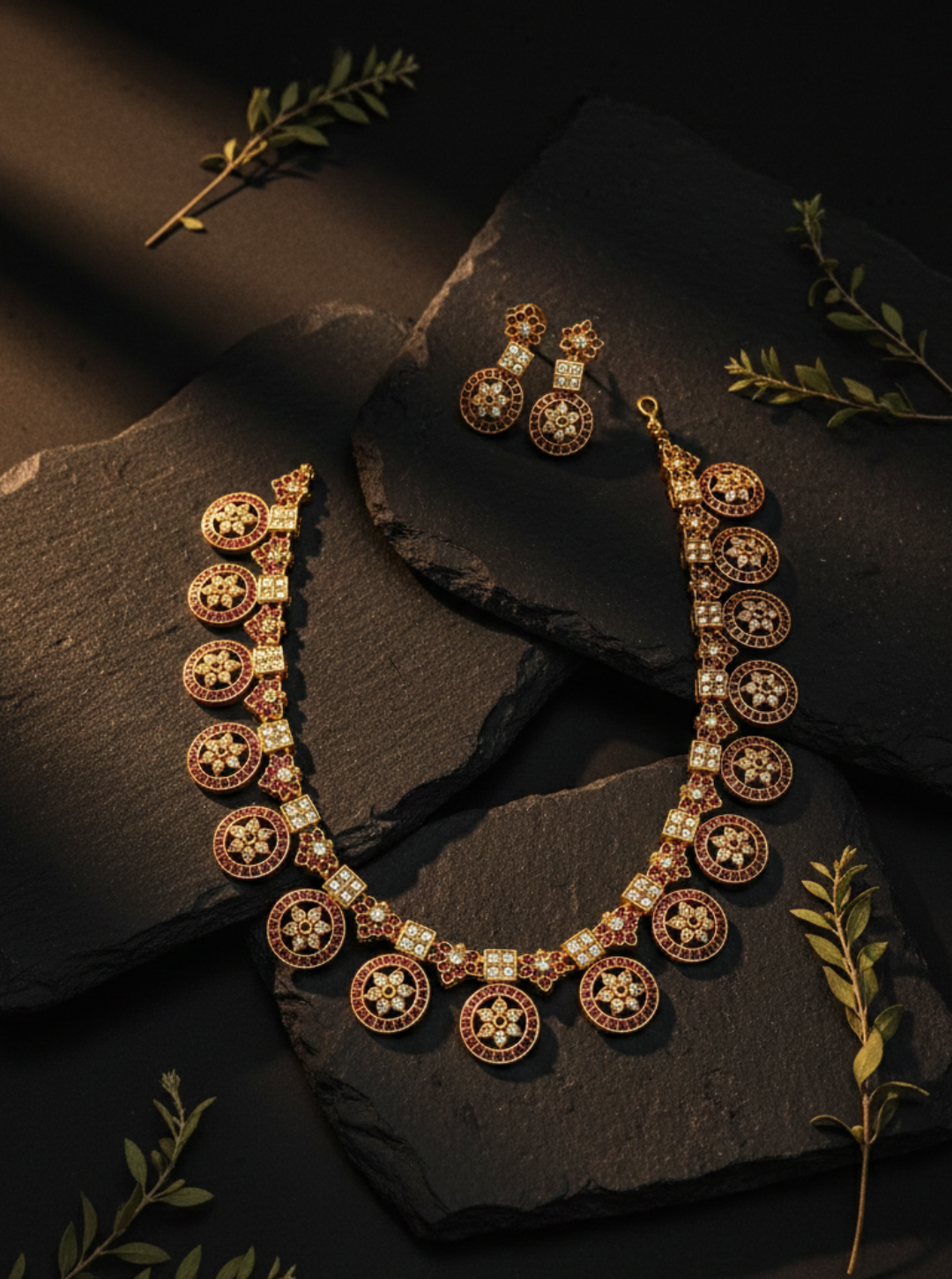 ANTIQUE MOTIF NECKLACE