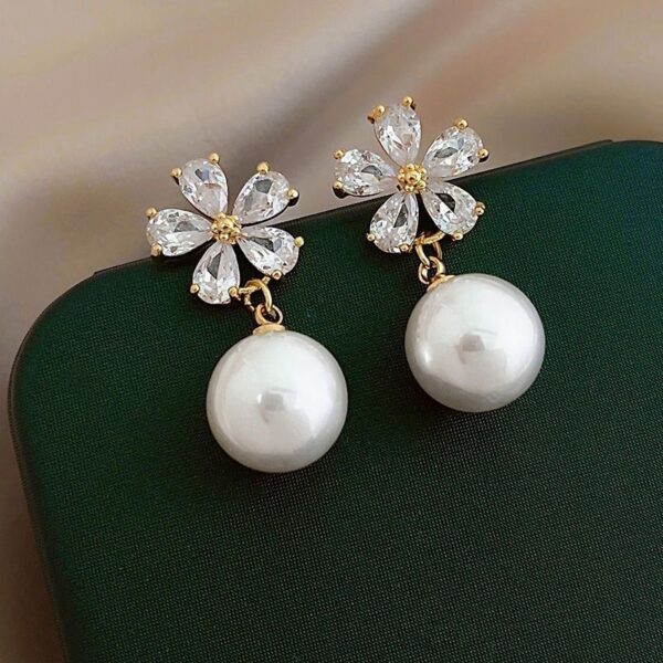 Gold floral stud with round pearl drop – Ladybreeze